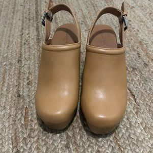 Universal Threads Clogs